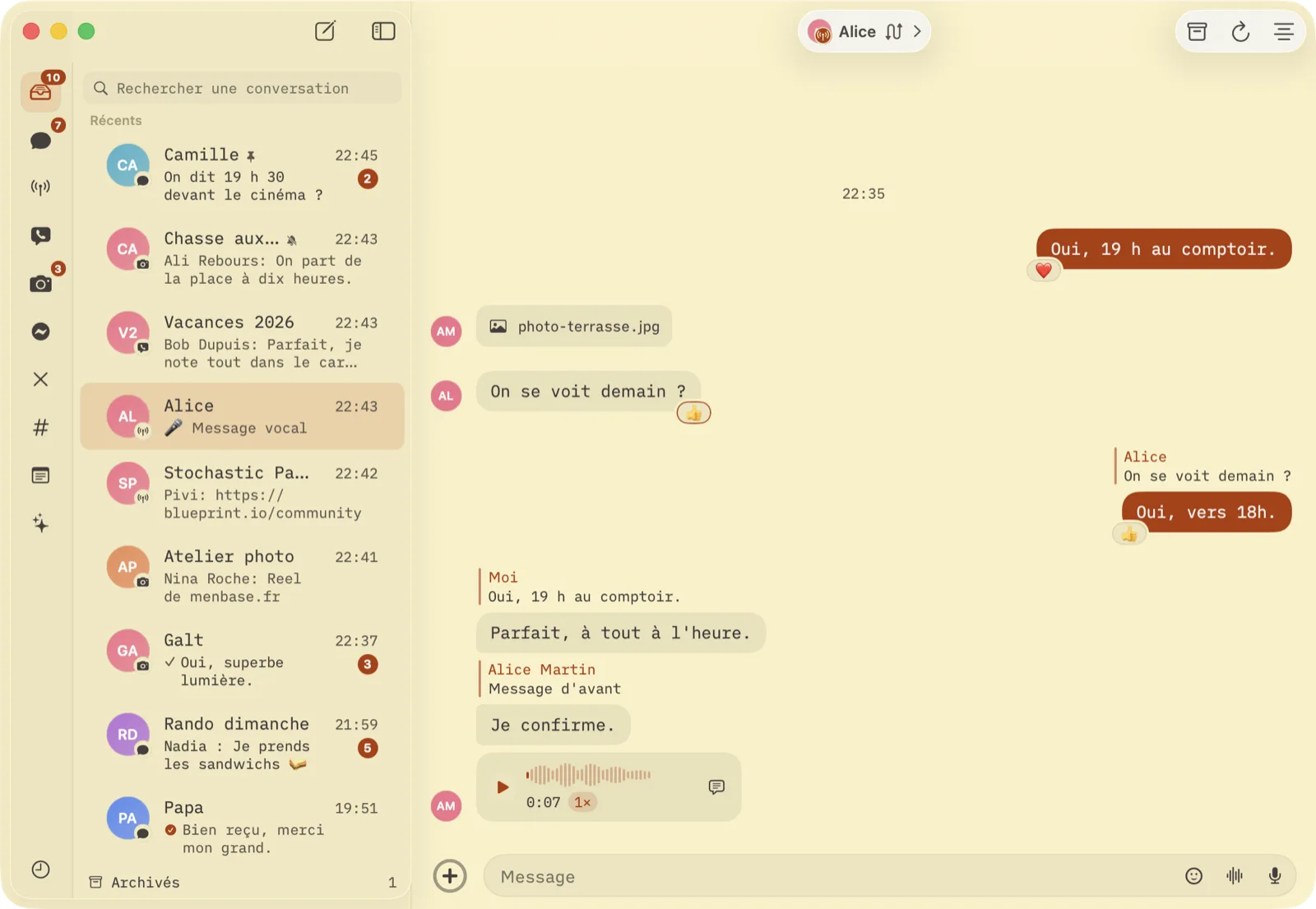 Un fil Signal avec message vocal, réactions et citation, en thème Dune
